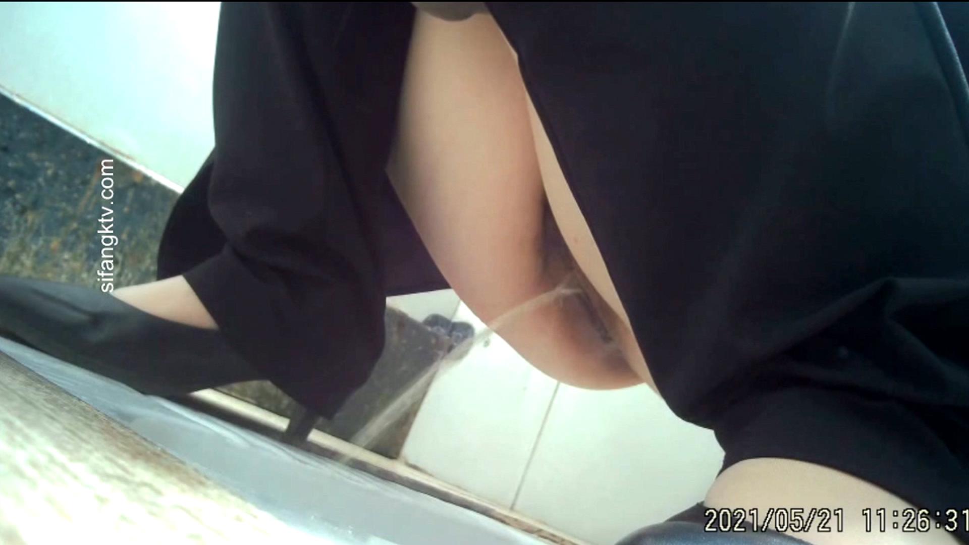 大神潜入医院厕所偷拍美女医生和患者 贴逼拍摄 危险系数也是相当大的 第三季.mp4_2023.jpg